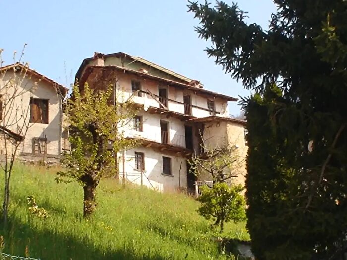 Casa con 6 locali in vendita in Via Bradino, Garzeno