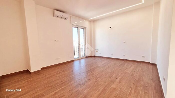 Appartamento trilocale in vendita in Via Luca De Samuele Cagnazzi, Bari