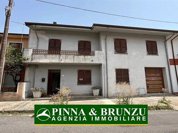 Casa con 9 locali in vendita in Via Roma, Abbasanta