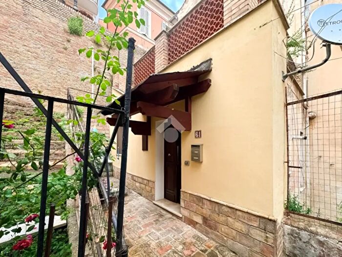 Casa trilocale in vendita in Via Porta Pescara, Chieti