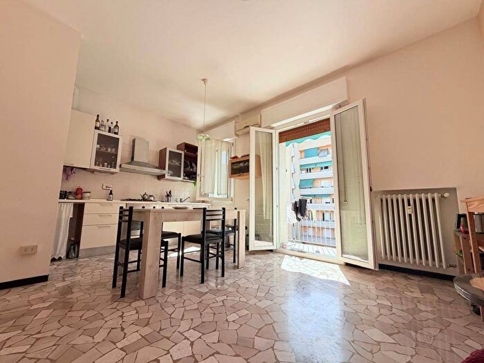 Appartamento trilocale in affitto in Via Daniele Manin, Bolognina, Bologna