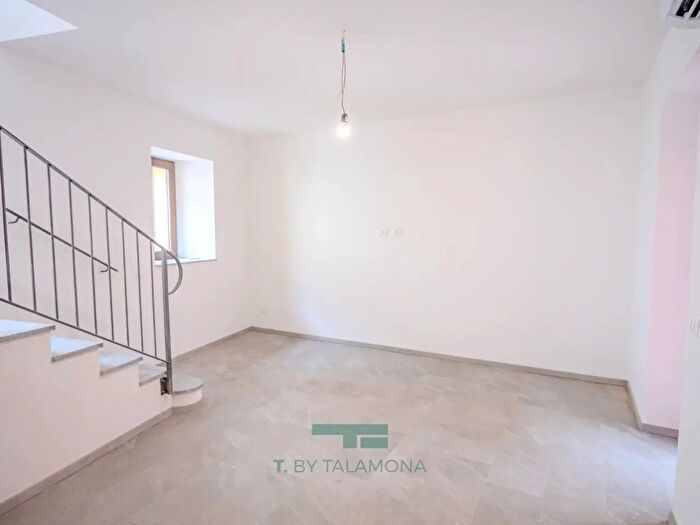 Appartamento trilocale in vendita in Castelveccana