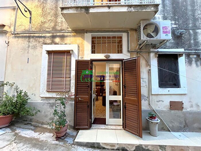 Casa con 8 locali in vendita in Via Abita, Modica