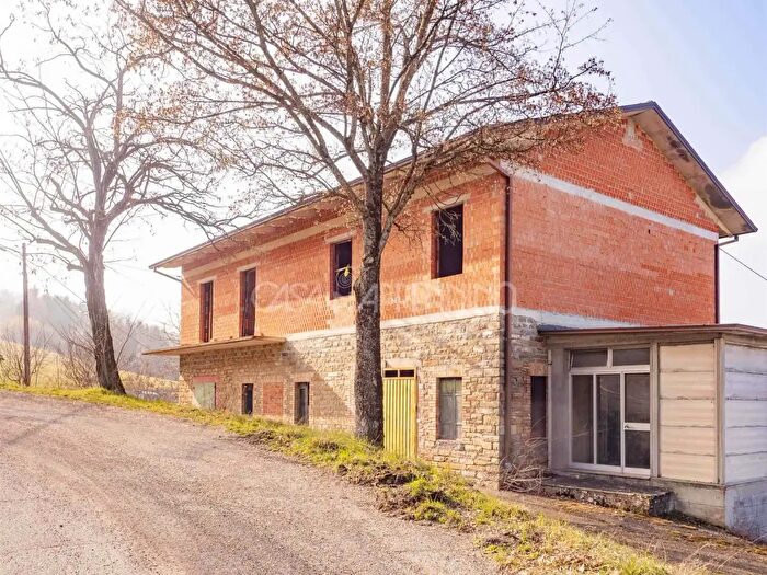 Casa con 13 locali in vendita in Montefiorino