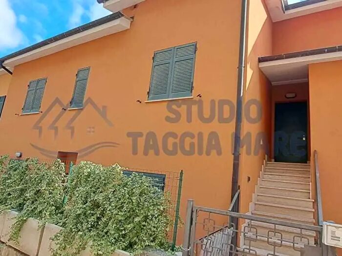 Casa con 9 locali in vendita in Strada per I Piani, Castellaro