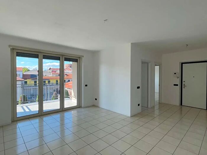Appartamento quadrilocale in vendita in Via Ada Negri, Carugo