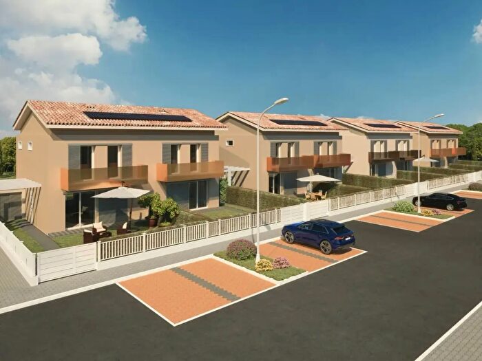 Casa con 5 locali in vendita in Cascina