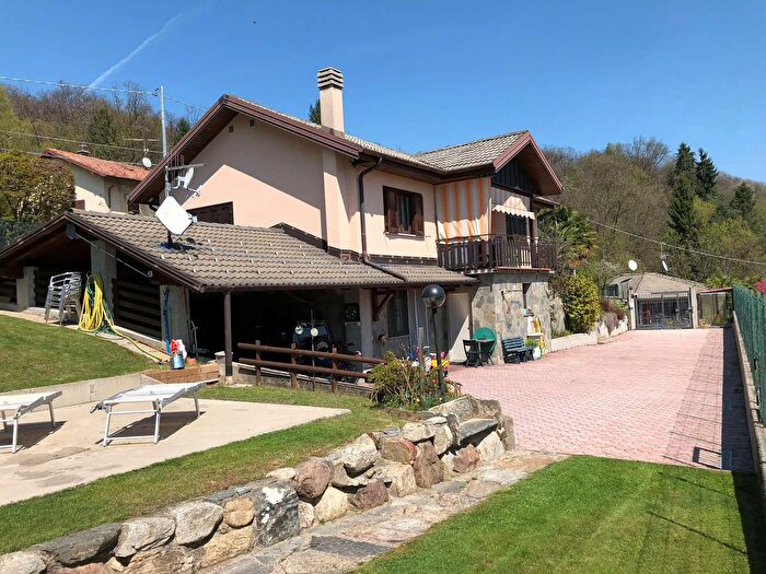 Casa con 7 locali in vendita in Cugliate Fabiasco