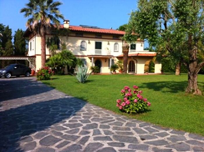 Casa con 6 locali in affitto in Massa