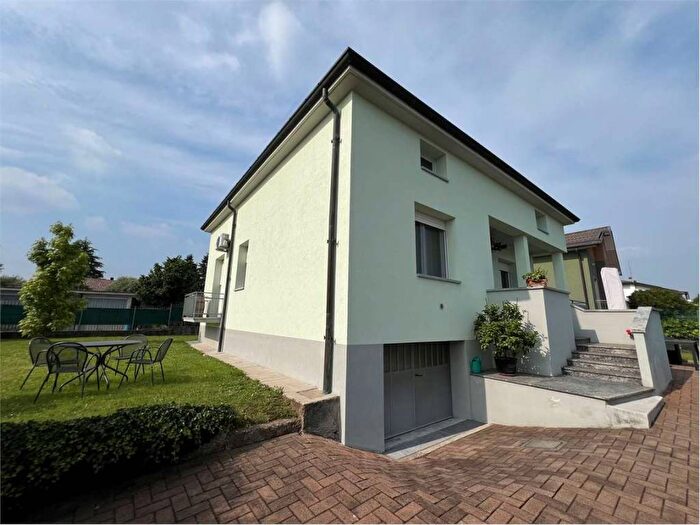 Casa trilocale in affitto in Via Plinio, Vertemate con Minoprio
