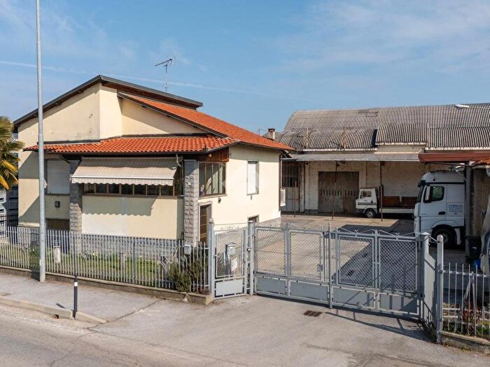Casa quadrilocale in vendita in via Provinciale Cuneo, Centro, Verzuolo