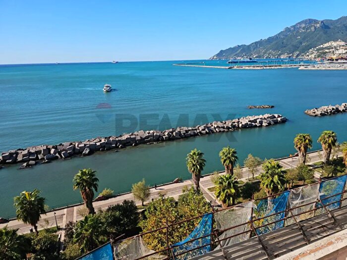 Appartamento con 5 locali in vendita in Lungomare Trieste, Salerno