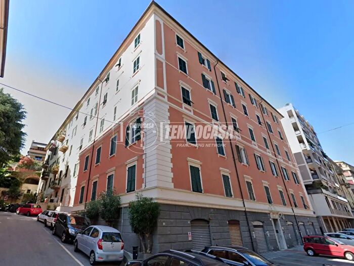Appartamento con 6 locali in vendita in Via Famagosta, Savona