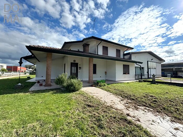 Casa con 10 locali in vendita in Porto Viro