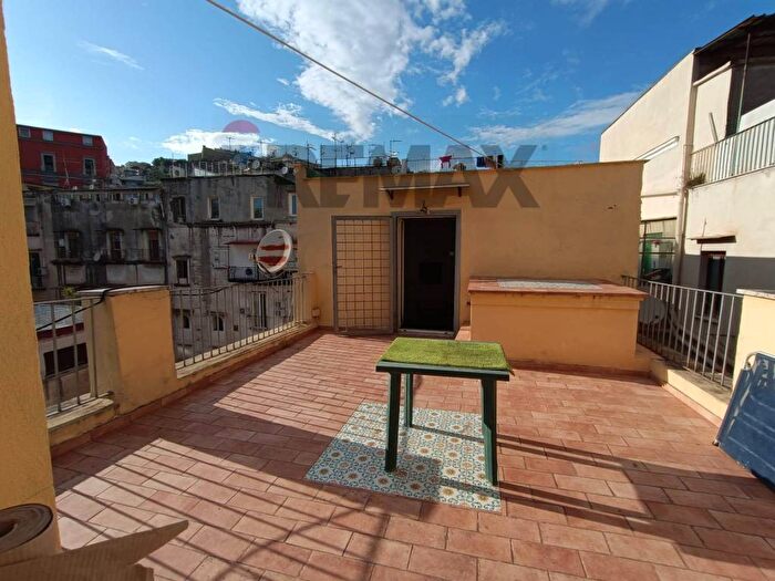 Appartamento bilocale in affitto in Via Sant'Anna di Palazzo, Quartieri Spagnoli, Napoli