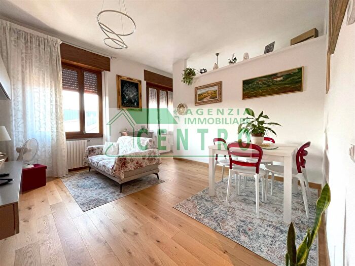 Appartamento trilocale in vendita in Piazza Naghy Poggibonsi, Poggibonsi