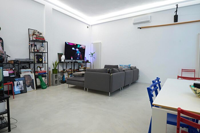 Appartamento trilocale in vendita in Via Lorenteggio, Milano