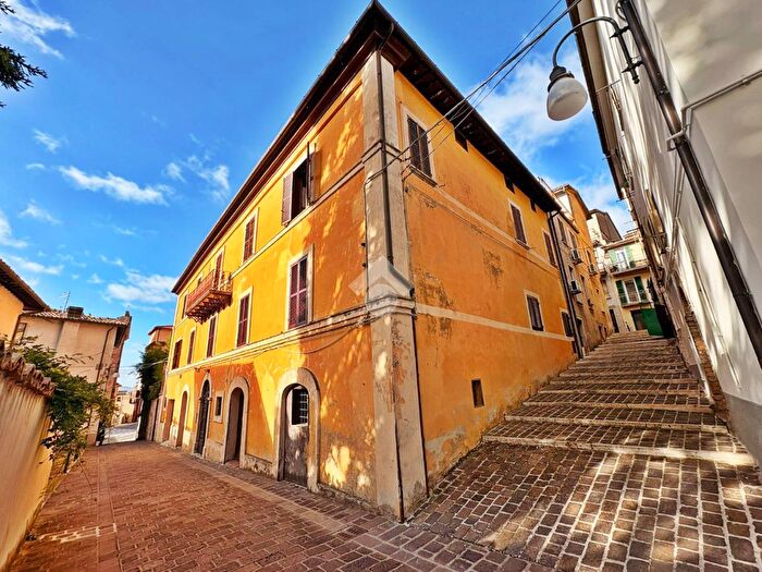 Appartamento con 6 locali in vendita in Via Petrelli, Sigillo