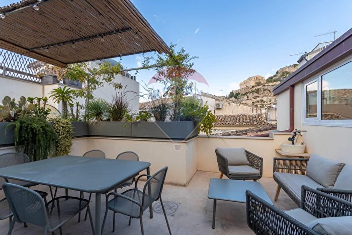 Casa con 8 locali in vendita in Via Musso, Scicli