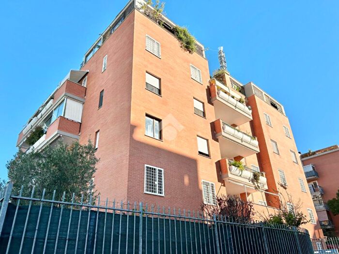 Appartamento trilocale in vendita in Via Antonio Signorini, Roma