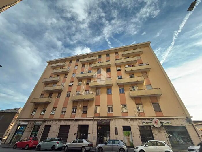 Appartamento quadrilocale in vendita in Via Voltri, Genova
