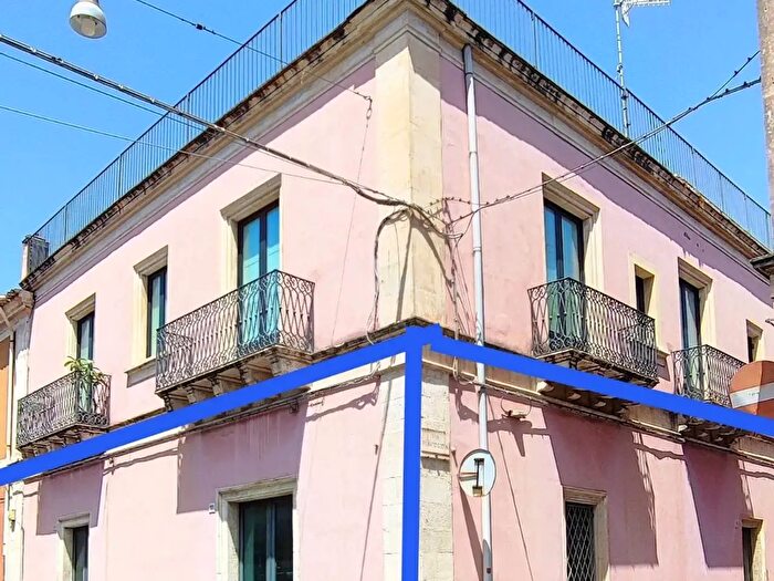 Casa con 9 locali in affitto in Via Flavio Gioia, Riposto