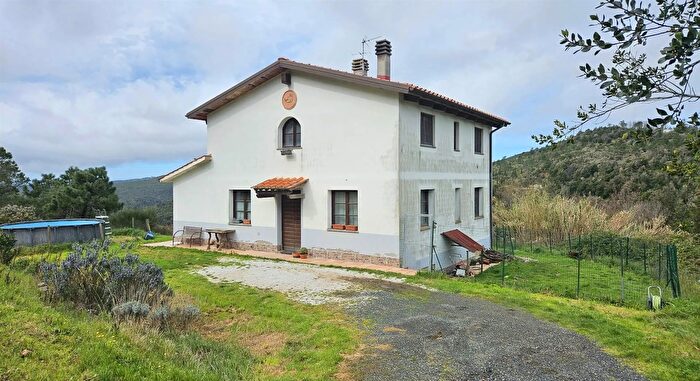Casa con 8 locali in vendita in Rosignano Marittimo