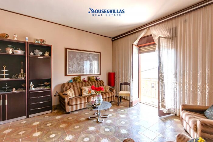 Appartamento con 8 locali in vendita in Via Francesco Giantommaso, Noto