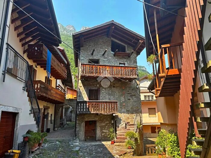 Casa bilocale in vendita in Vicolo Sito, Darfo Boario Terme