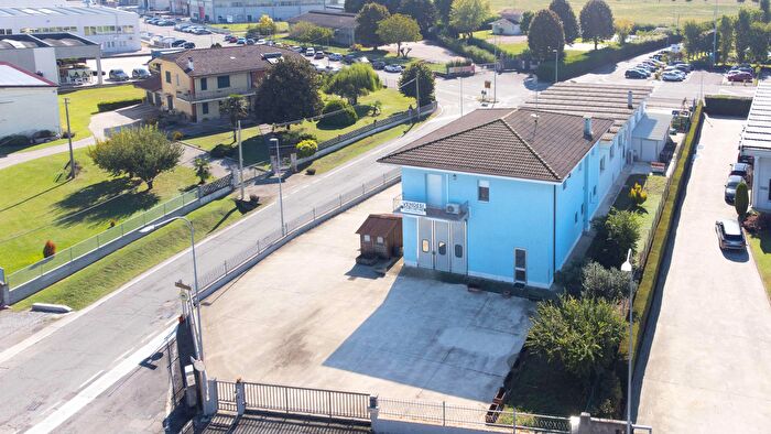 Casa con 10 locali in vendita in Viale del Lavoro, Sorga