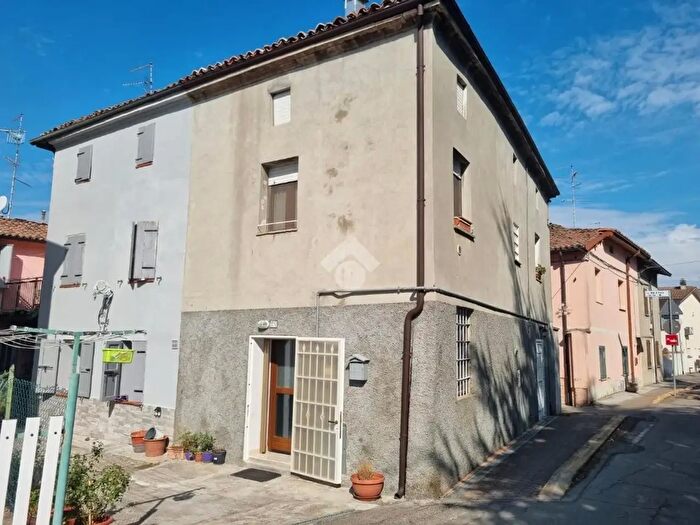 Casa quadrilocale in vendita in Via Val d'Enza, Sant'Ilario D'Enza