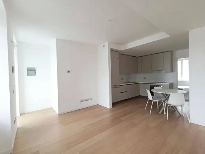 Appartamento trilocale in affitto in Via Andrea Solari, Milano