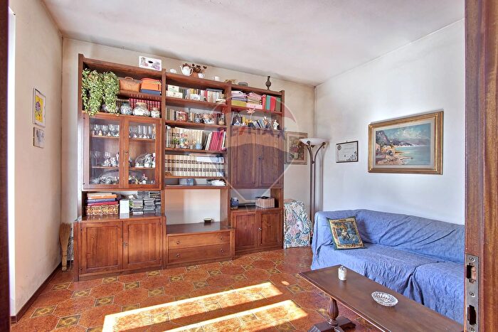 Casa con 7 locali in vendita in Via Giulio Cesare, Bucine