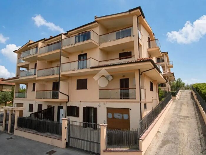 Casa quadrilocale in vendita in Via Piane Mozzone, Tollo