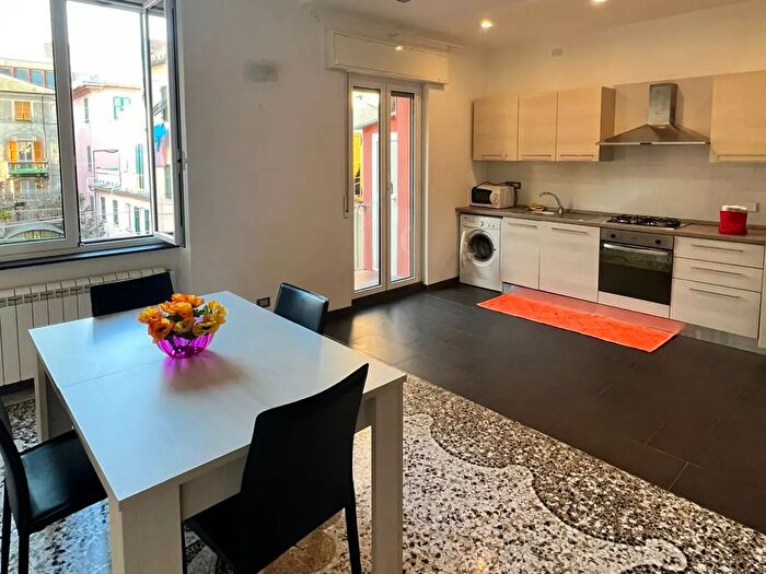 Appartamento con 5 locali in affitto in Via Sestri, Genova