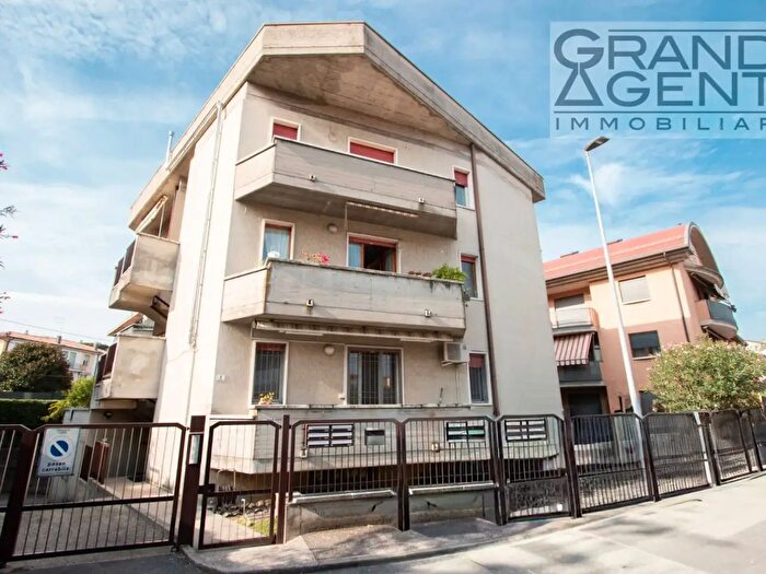 Appartamento trilocale in vendita in Via Generale Passalacqua, Verona