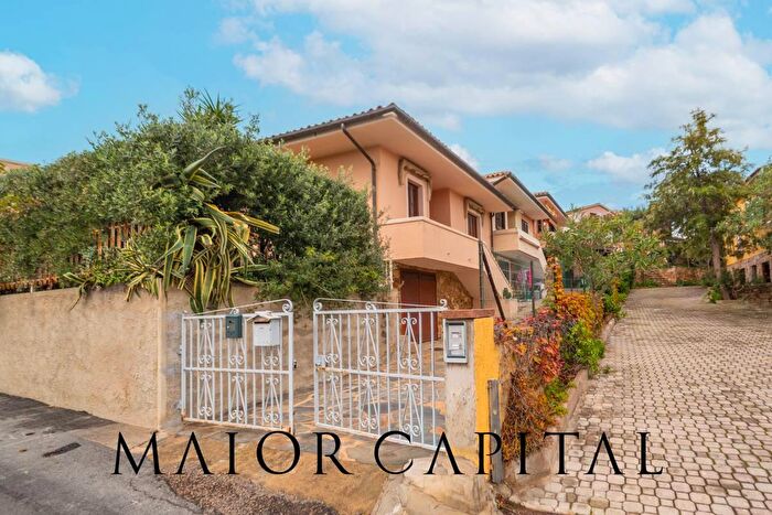 Casa con 7 locali in vendita in Via Trentino, San Teodoro