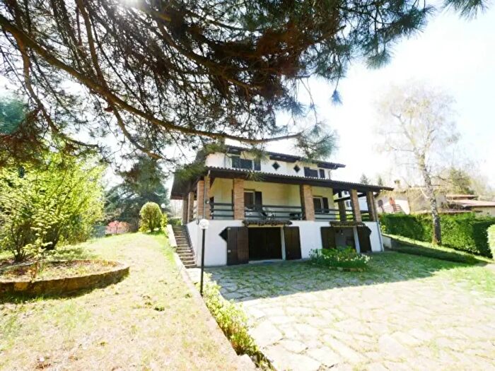 Casa con 6 locali in vendita in Via Monte Cusna, Serramazzoni