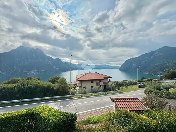 Appartamento trilocale in vendita in Via Cimitero, Riva Di Solto