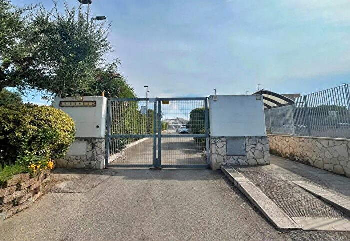 Casa quadrilocale in vendita in Strada Complanare Ovest, Bari