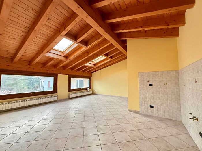 Appartamento trilocale in vendita in Via Mologno Casazza, Casazza