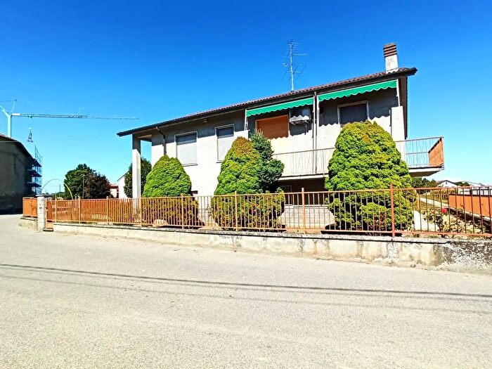 Casa con 6 locali in vendita in Frassineto Po