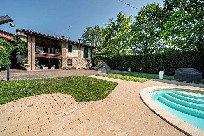 Casa con 6 locali in vendita in Via Corte, Viano