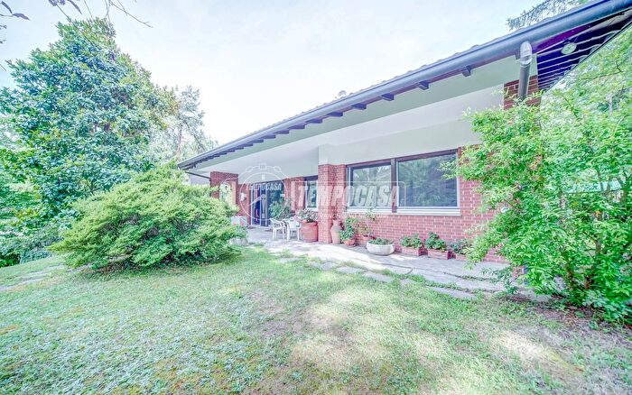 Casa quadrilocale in vendita in Via Pineta di Mornago, Mornago