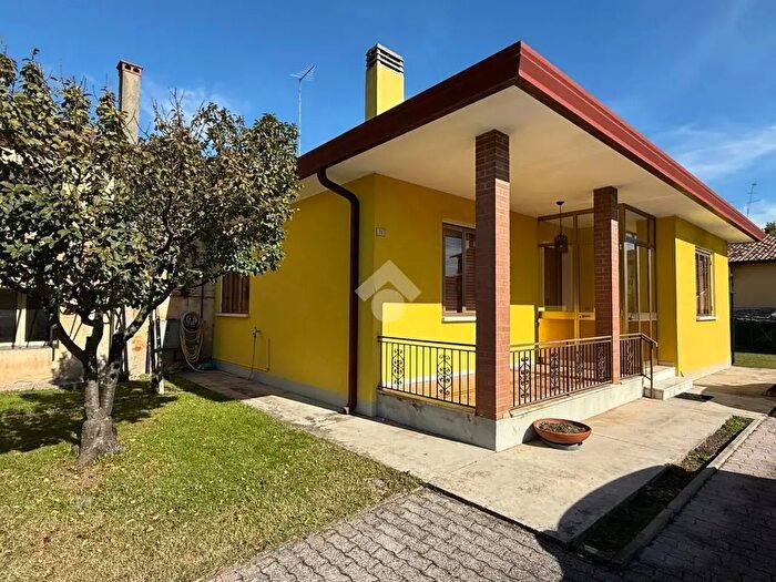 Appartamento con 6 locali in vendita in Via Nazario Sauro, Carbonera