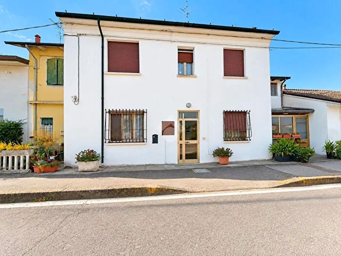 Casa con 6 locali in vendita in Via Savarna, Ravenna