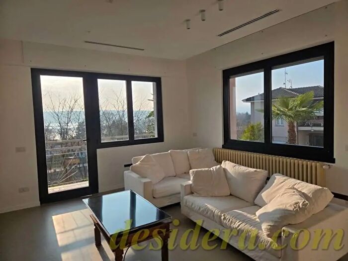 Appartamento trilocale in affitto in Sesto Calende