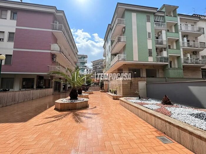 Appartamento quadrilocale in vendita in Viale Poggio di Capodimonte, Napoli