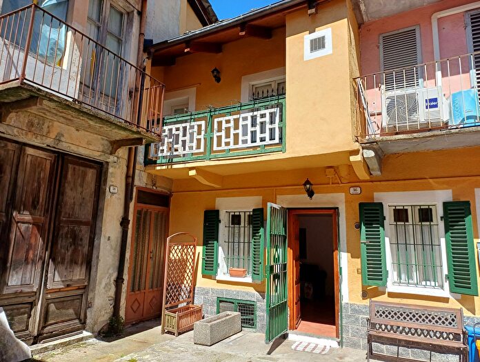 Casa con 5 locali in vendita in Via Camillo Benso Conte di Cavour, Corio