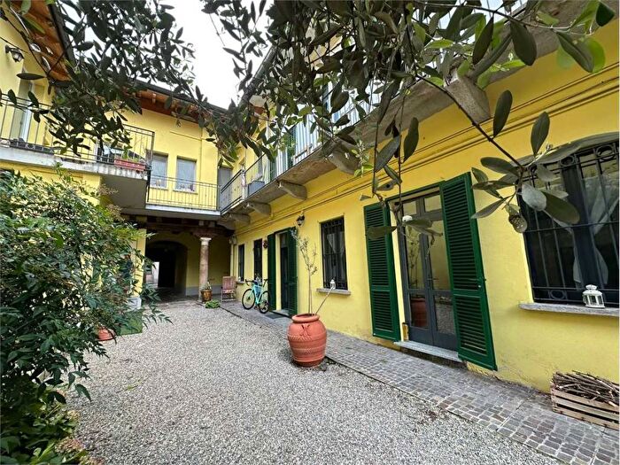Appartamento monolocale in affitto in via Mario Greppi, Centro, Angera